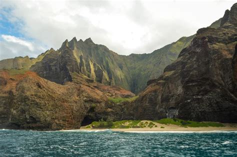 The Hidden Beaches of Kapaa, Hawaii. Photo by Walter K. (X-post /r/EarthPorn) : r/pics