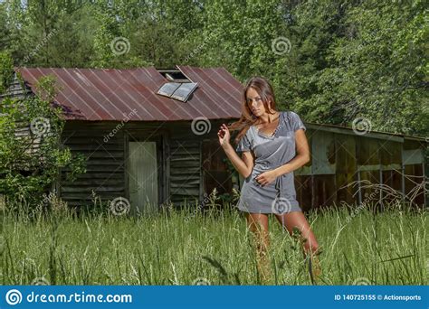 Ambiente Rural Moreno Precioso De Posing Outdoors In A Del Modelo Del