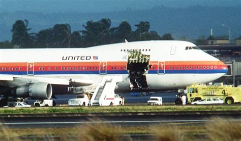 United Airlines Flight 811 (Boeing 747) landing safely at Honolulu ...