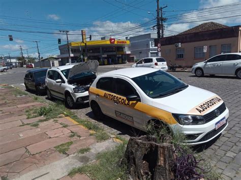 Engavetamento envolve três veículos em semáforo da avenida Marechal