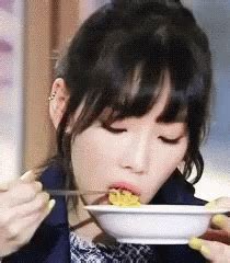 Eat Noodles GIF - Eat Noodles - Discover & Share GIFs