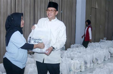 Iluni Ui Berbagi Paket Sembako Ramadan Foto Tribunnews