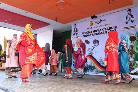 InfoPublik LOMBA FASHION SHOW BAJU KURUANG BASIBA