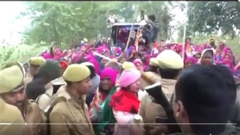 Farmer Protest दिल्लीतील शेतकरी आंदोलनाच्या पाठिंब्यासाठी गुलाबी गँग