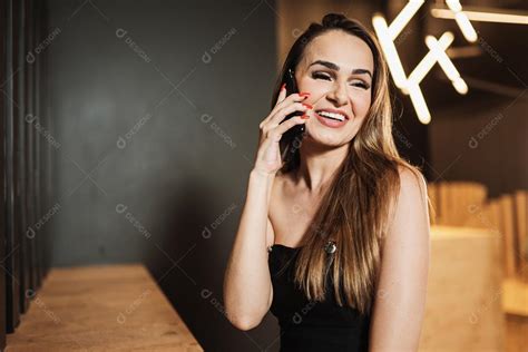 Jovem mulher latina no café falando ao telefone download Designi