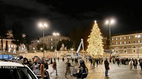 Le Prove D Accensione Dell Albero Di Natale Di Piazza Del Popolo A Roma