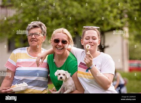 Portrait De Grand Mère Avec Sa Fille Et Sa Petite Fille Dans Le Parc