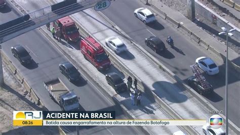 Vídeo Acidente na Avenida Brasil deixa trânsito lento no sentido Zona