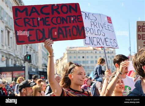 Un Manifestante Sostiene Un Cartel Que Expresa Su Opini N En Contra Del