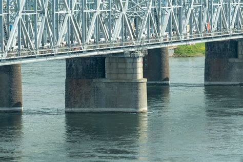 Masivos Pilares De Un Puente Ferroviario Con Una Superestructura