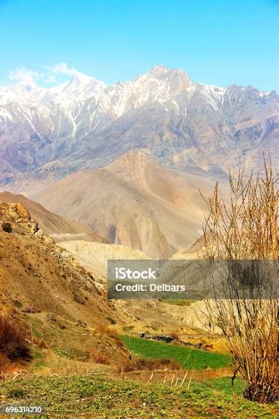 Lembah Subur Di Pegunungan Himalaya Dengan Latar Belakang Puncak ...