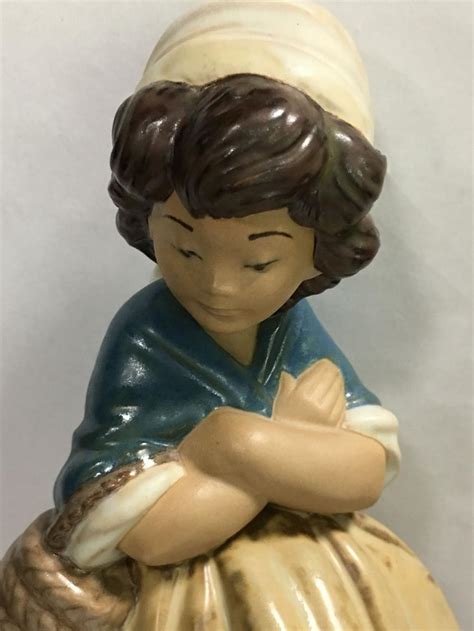 Lladro Daisa Figurine Of Girl