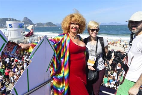 EGO Leandra Leal Pepê e Neném prestigiam Parada Gay no Rio notícias de Famosos