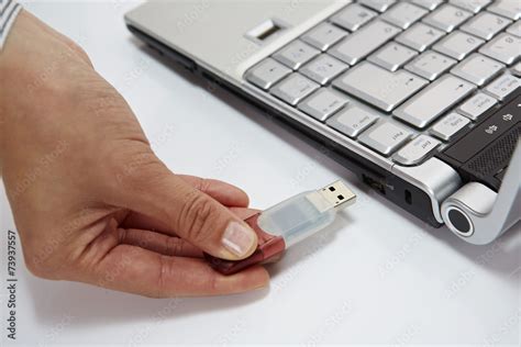 Am Laptop Usb Stick Anschlie En Stock Photo Adobe Stock