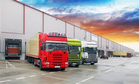 Lkw Am Lager Fracht Transport Stockfoto Bild Von Behälter