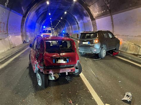 Rocambolesco Incidente A San Siro Si Scontrano Due Auto E Un