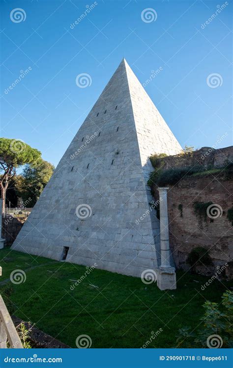 Exterior of the Pyramid of Cestius Editorial Stock Photo - Image of ...