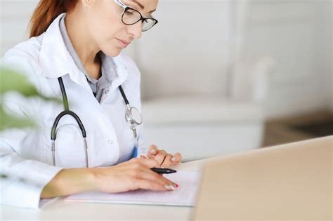 Médico no trabalho | Foto Grátis