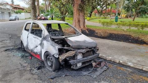 Carro Pega Fogo No Esplanada E Consumido Pelas Chamas