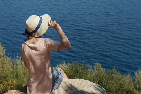 Vista Posterior Una Joven No Identificada Con Sombrero Se Sienta En