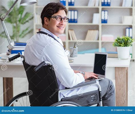 Gehandicapte Arts In Een Rolstoel In Een Ziekenhuis Stock Foto Image