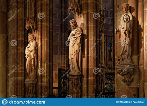 Tres Estatuas En El Interior De La Nave De La Catedral De Strasburgo