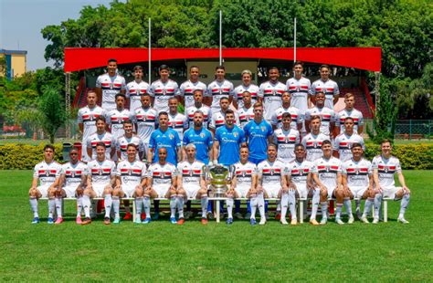 São Paulo reúne elenco para fotos a taça da Copa do Brasil veja