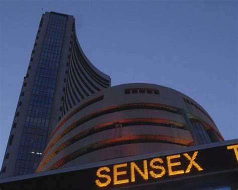 Sensex Declines Nearly 400 Points In Initial Trade On Weak Global Markets