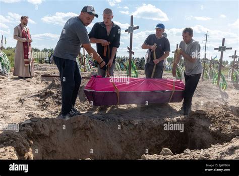 Bucha Ucrania 2nd de Sep de 2022 Un grupo de hombres baja el ataúd