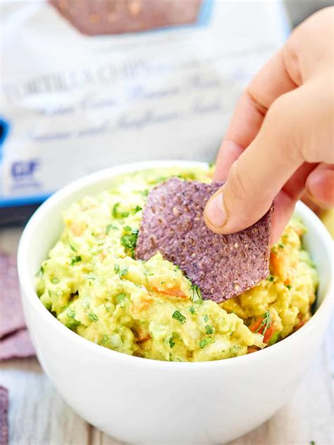 Easy Guacamole Recipe - Only 8 Ingredients and 5 Minutes Needed!