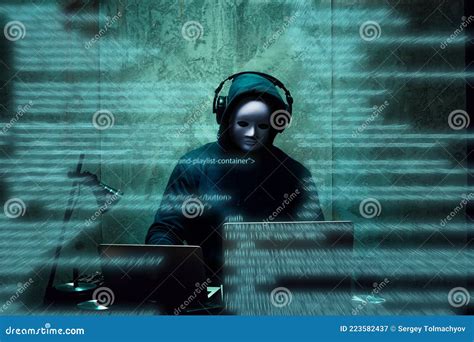 Hacker Anônimo Usando Máscara Facial Trabalhando No Computador Em Sala