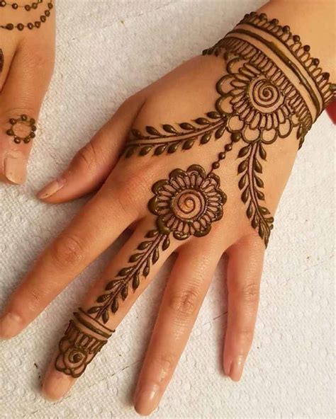 Unique Trendy Chain Mehndi designs – EntertainmentMesh