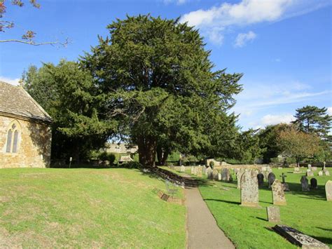 The Churchyard Kingham © Jonathan Thacker Cc By Sa20 Geograph