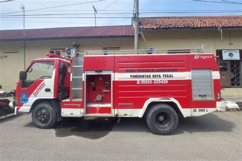 Petugas Damkar Di Tegal Terlindas Truk Damkar Saat Bertugas 2 Tulang