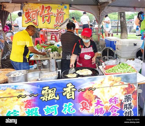 Kaohsiung Taiwan June An Outdoor Food Stall Prepares