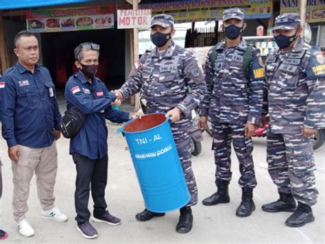 Pemred NuansaNusantara Secara Simbolis Terima Bantuan Tong Sampah Untuk