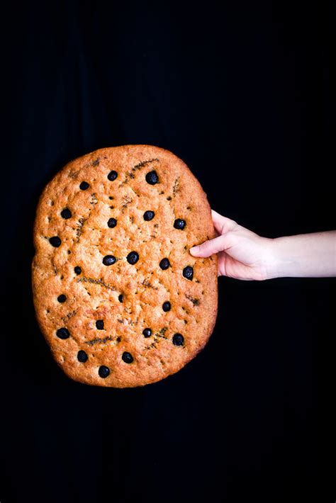 Focaccia aux olives et à la farine complète sans pétrissage Recette