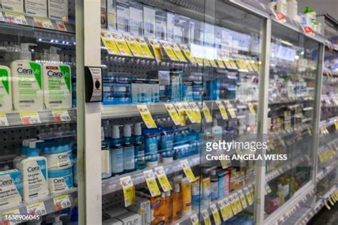 Duane Reade Pharmacy Nyc Photos and Premium High Res Pictures - Getty Images