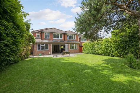 Merrilyn Close Claygate Esher 5 Bed Detached House For Sale £