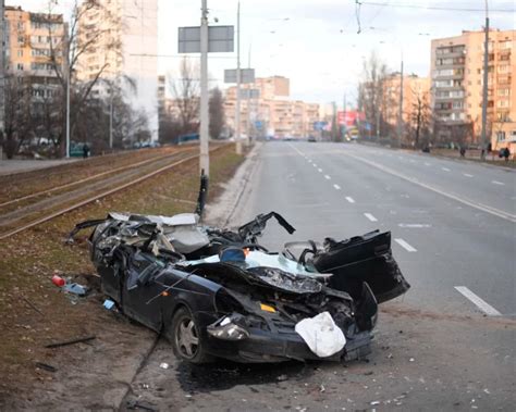 Carro Fue Aplastado Por Tanque Ruso Y El Conductor Sobrevivió Para