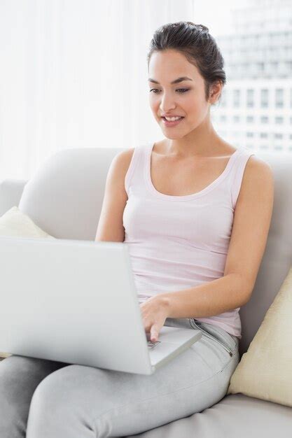 Mujer Joven Que Usa La Computadora Port Til En El Sof En La Sala De