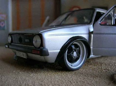 Modellino In Miniatura Volkswagen Golf Gti Solido Jantes Porsche