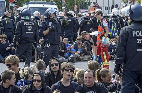 Linke Blockieren Neonazi Kundgebung