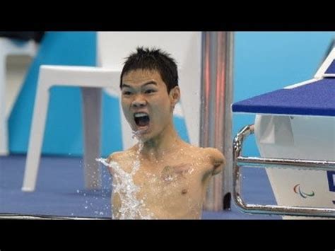 Paralympic swimmer with no arms wins the 100m backstroke and sets a ...