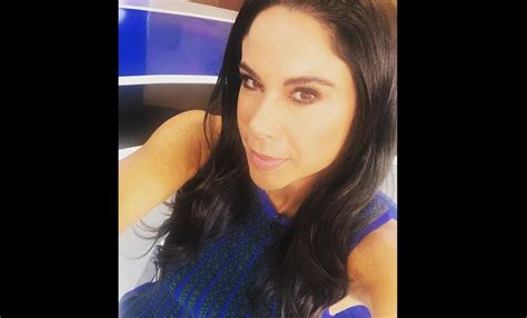 Paola Rojas disfruta su soltería y nada en bikini