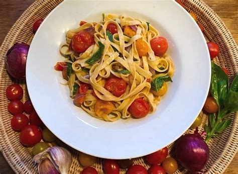 Italiensk Pasta Med Friske Tomater Og Basilikum En Smagfuld Opskrift