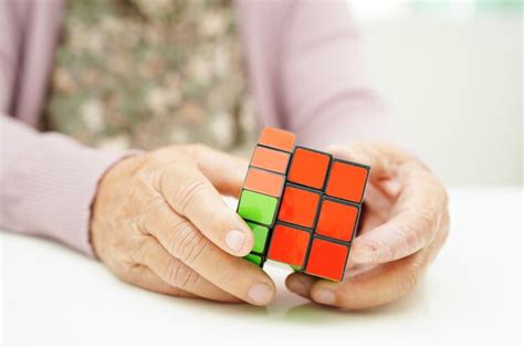 Bangkok thailand 15 mai 2022 asiatische ältere frau spielt rubik