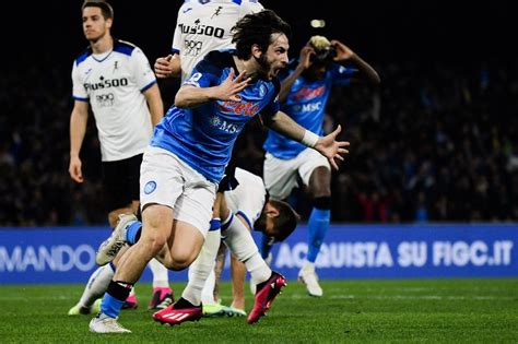 Em Casa Napoli Vence Atalanta E Dispara Na Lideran A Do Campeonato