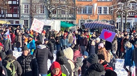 Etwa Menschen Bei Demonstration Gegen Rechtsextremismus In Erfurt