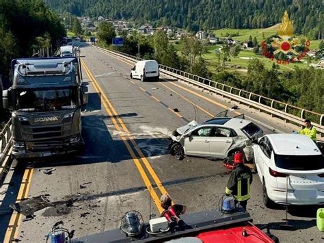 Ponte Di Cadore Incidente Stradale Tra Due Auto E Un Camion Sulla Ss